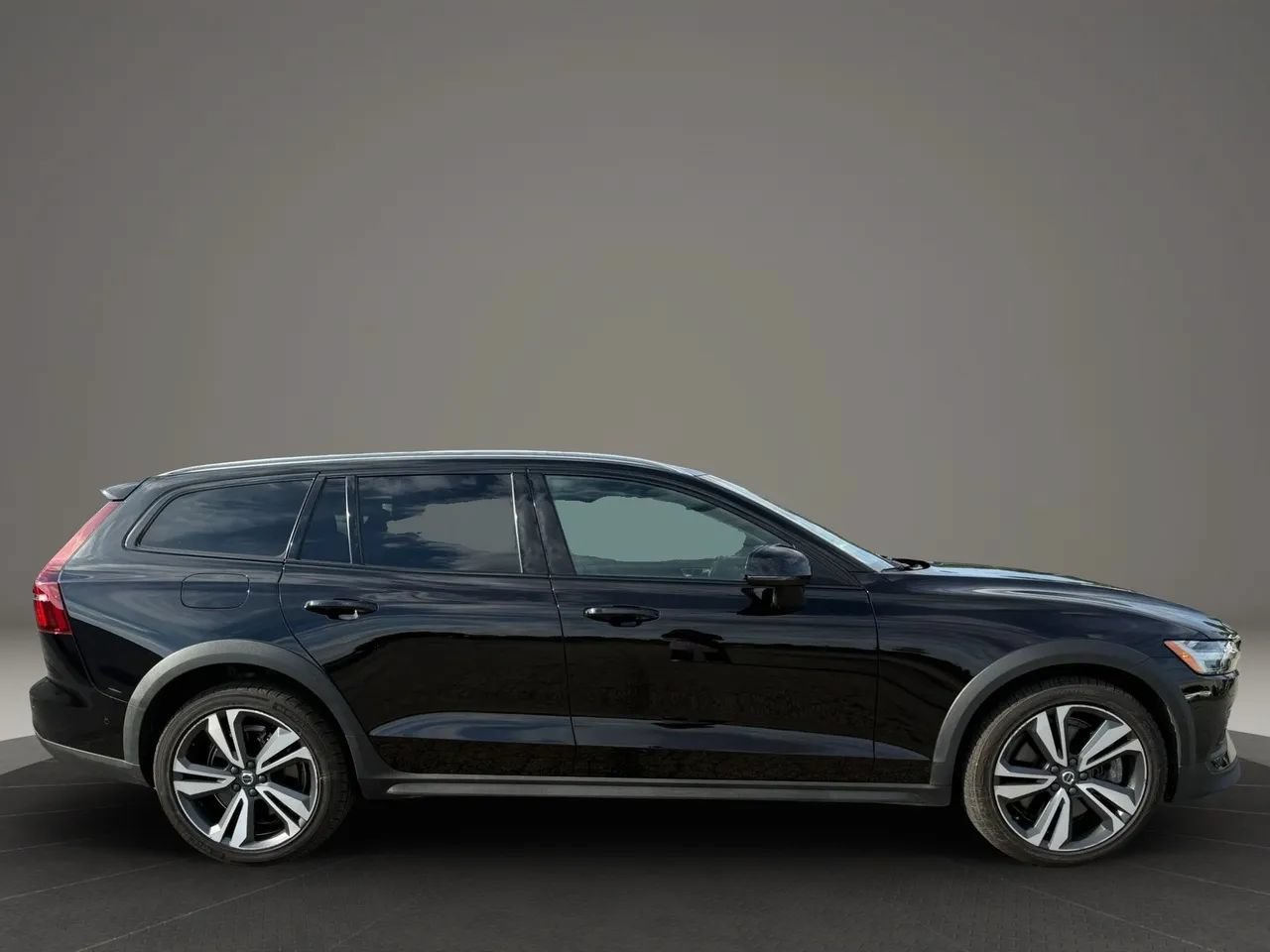 Used 2023 Volvo V60 B5 Cross Country Plus w/ Climate Package AWD/4WD image 4