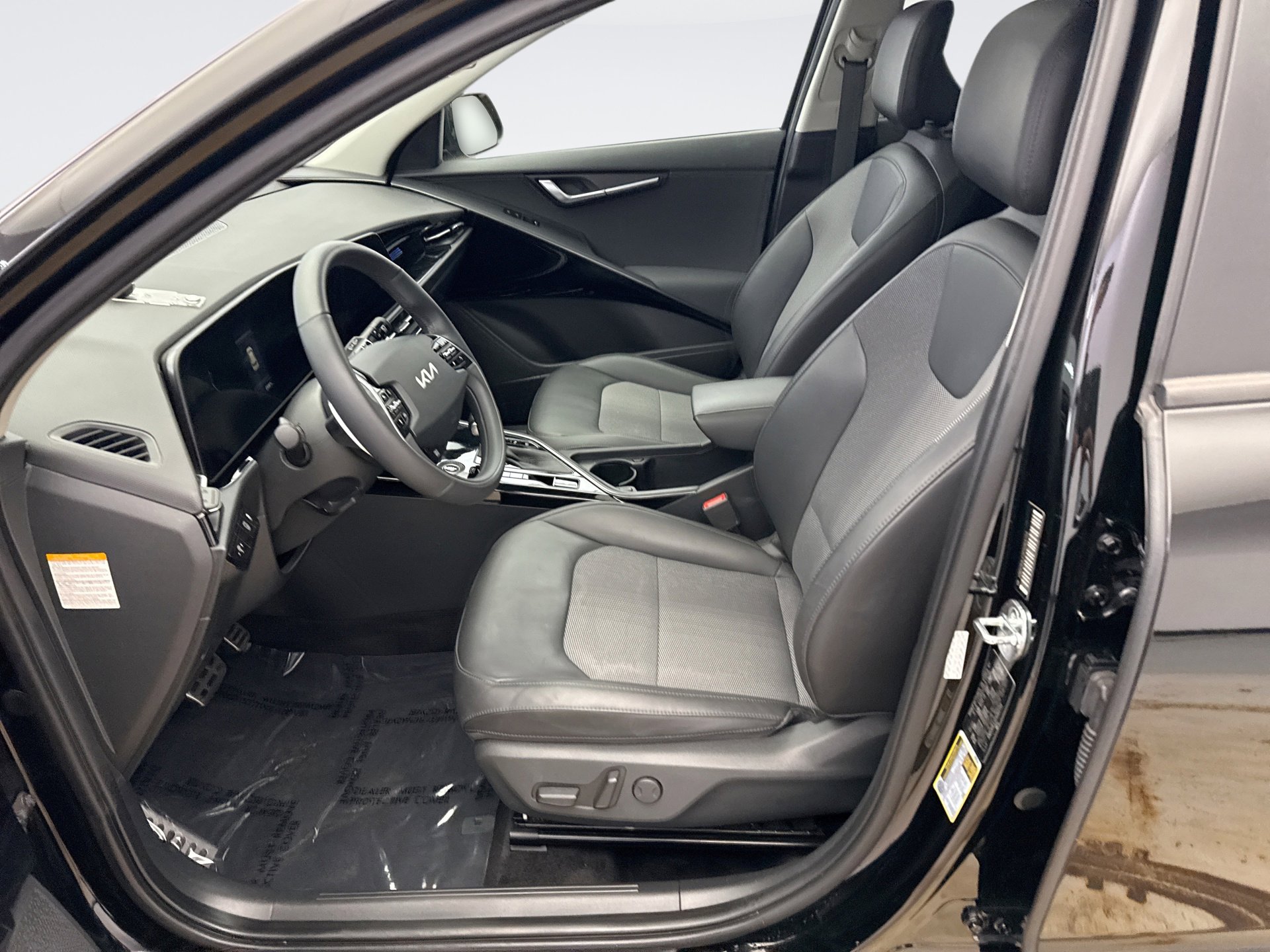 Used 2023 Kia Niro EX Touring FWD image 10