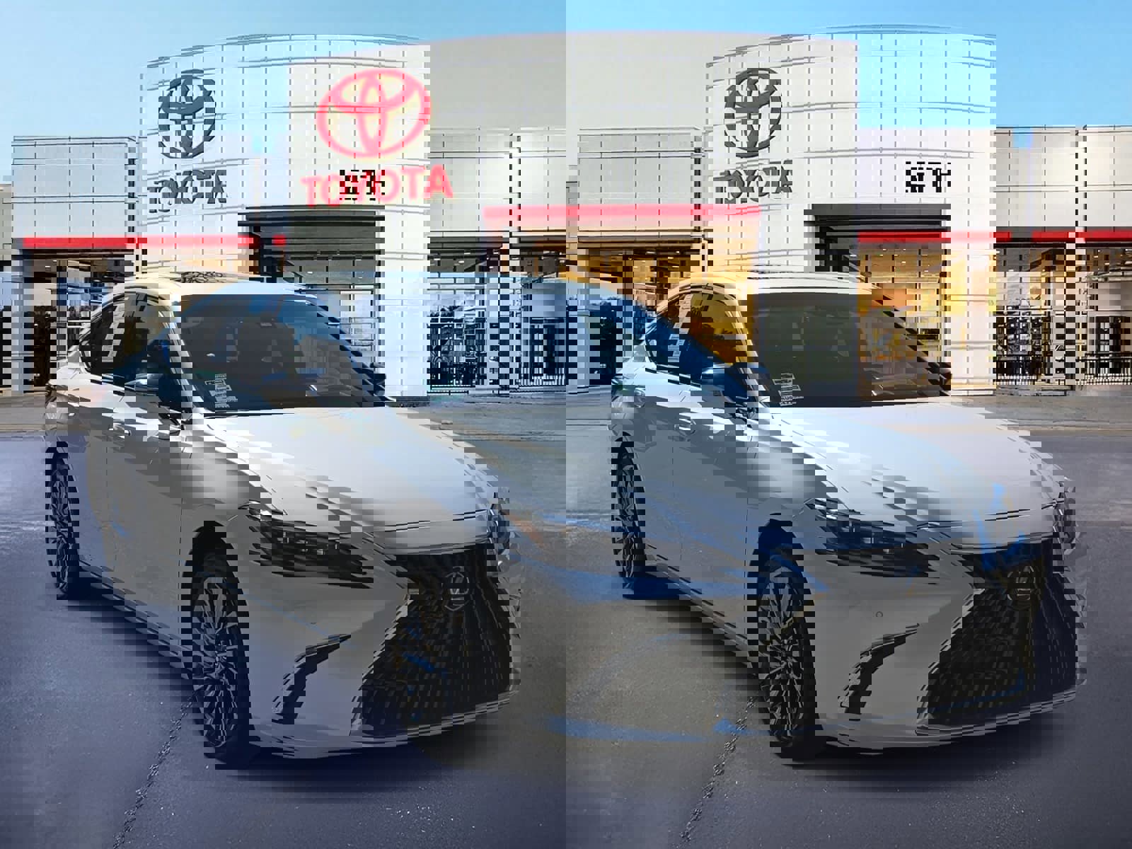 Used 2024 Lexus ES 300h Ultra Luxury w/ Accessory Package (Z2) image 3