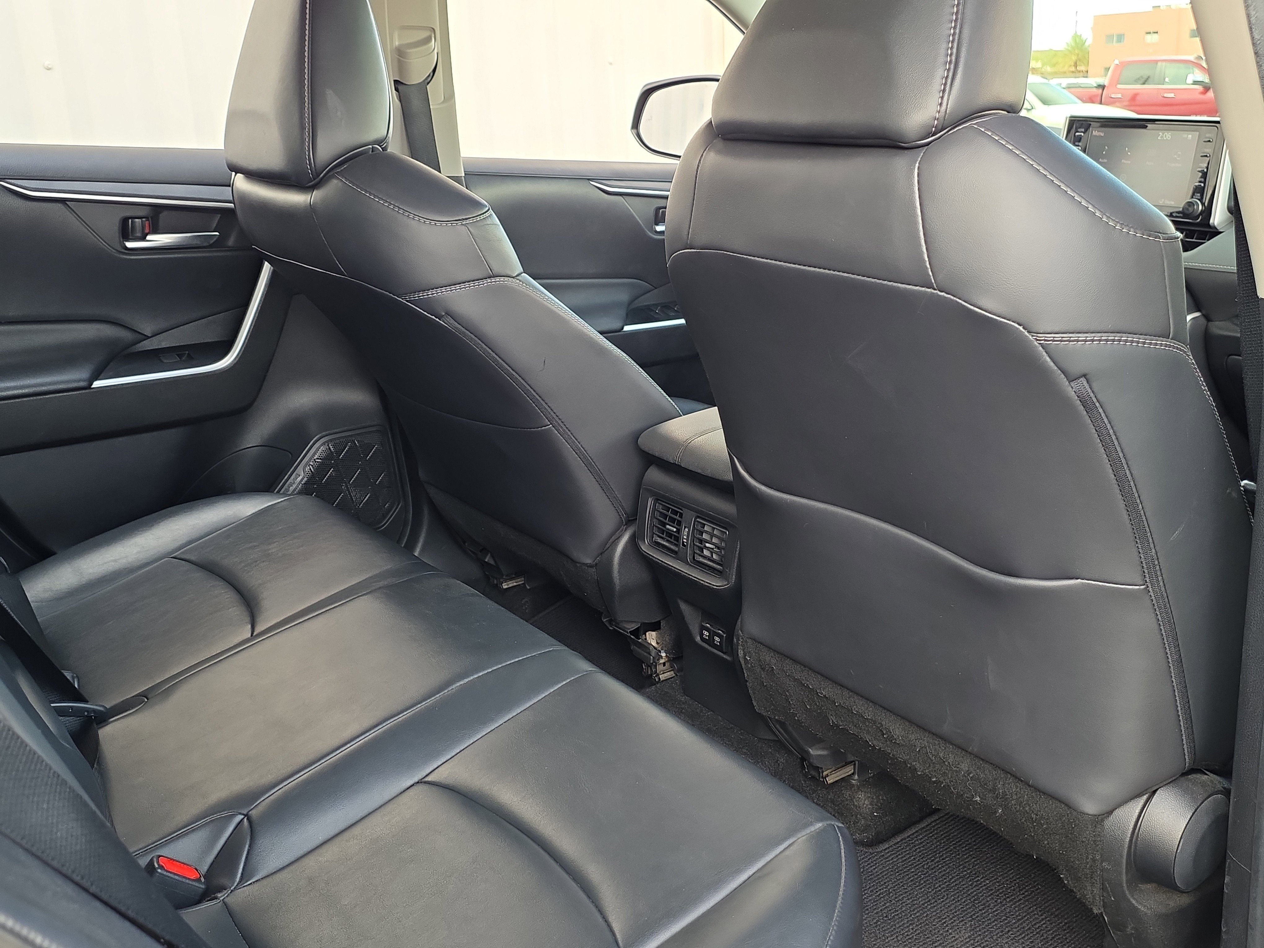 Used 2020 Toyota RAV4 XLE Premium image 32