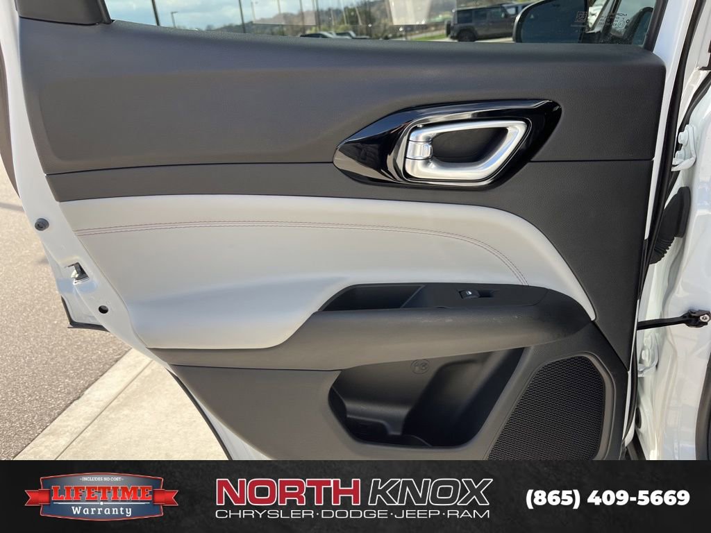 Used 2025 Jeep Compass Limited image 14