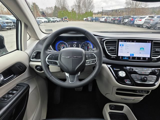 Used 2024 Chrysler Pacifica Touring-L FWD image 21