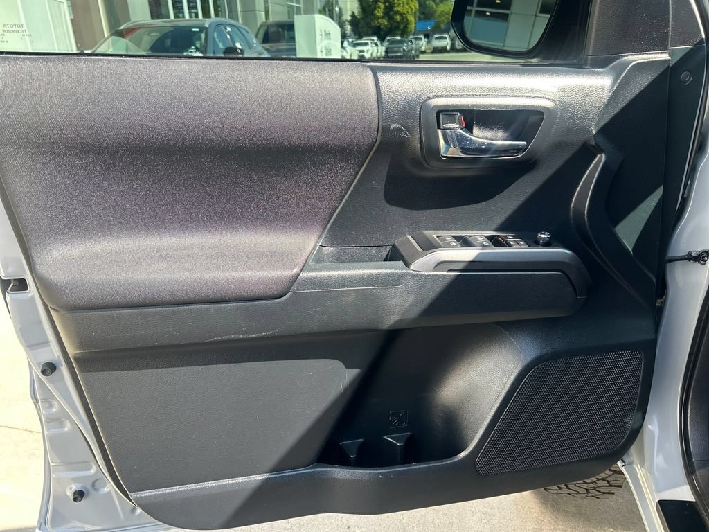 Used 2018 Toyota Tacoma TRD Off-Road w/ Technology Package AWD/4WD image 12