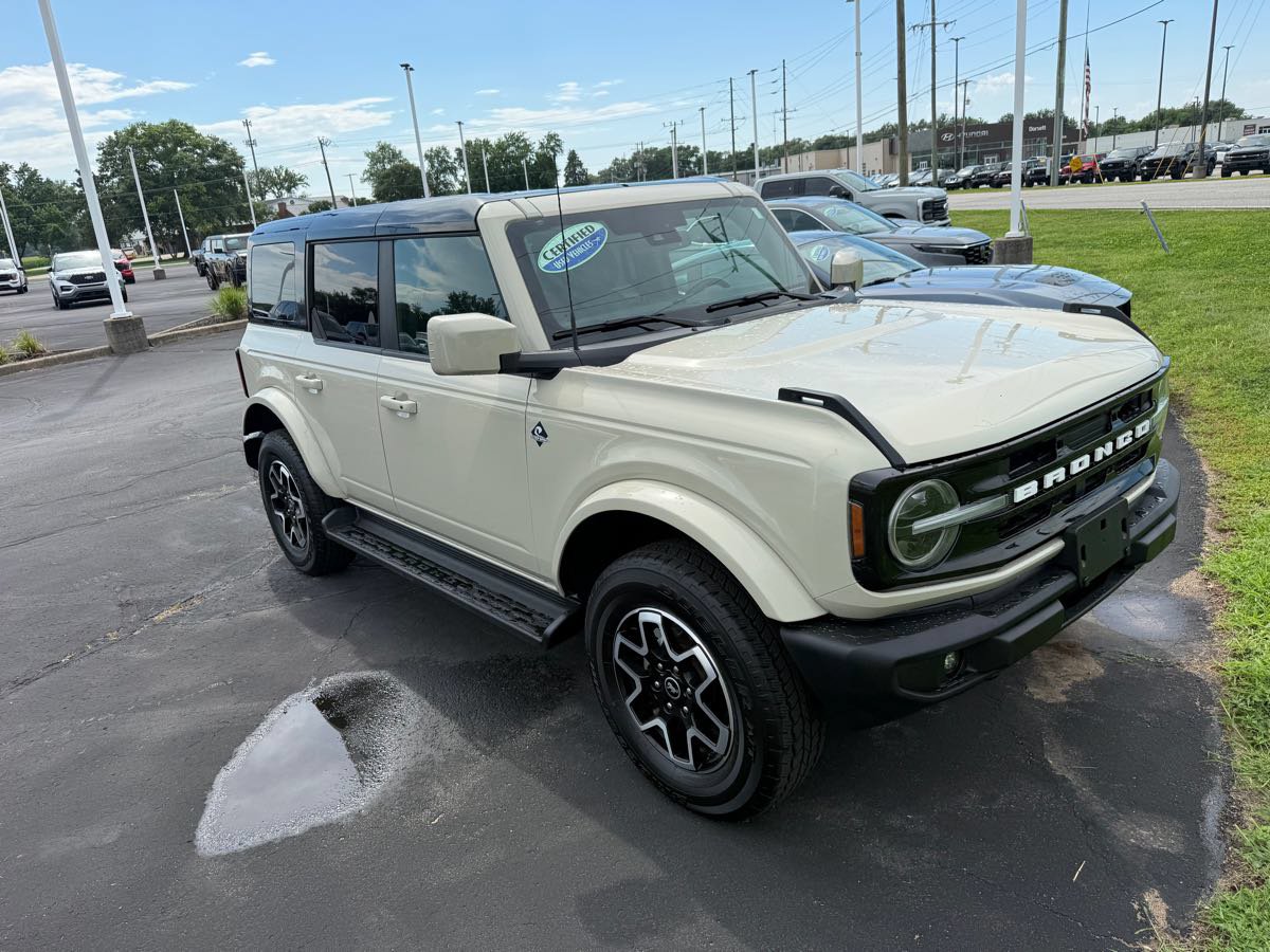 Used 2025 Ford Bronco Outer Banks AWD/4WD image 3
