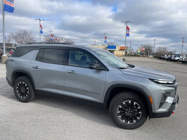 Used 2025 Chevrolet Traverse Z71 w/ Driver Confidence Package image 2