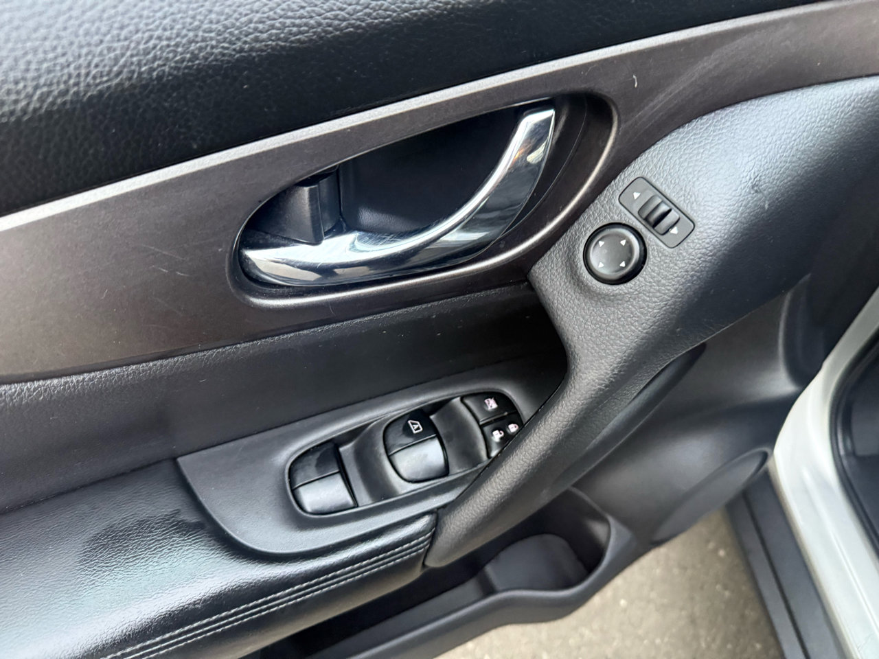 Used 2016 Nissan Rogue SV image 31