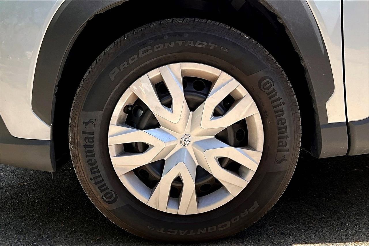 Used 2023 Toyota Corolla Cross L image 33