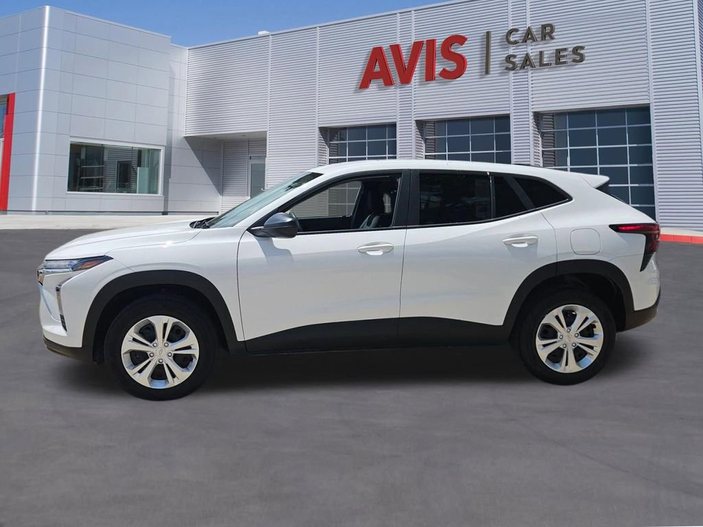 Used 2025 Chevrolet Trax LS FWD image 2