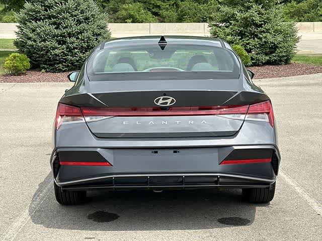 Used 2024 Hyundai Elantra SEL w/ Convenience Package FWD image 4