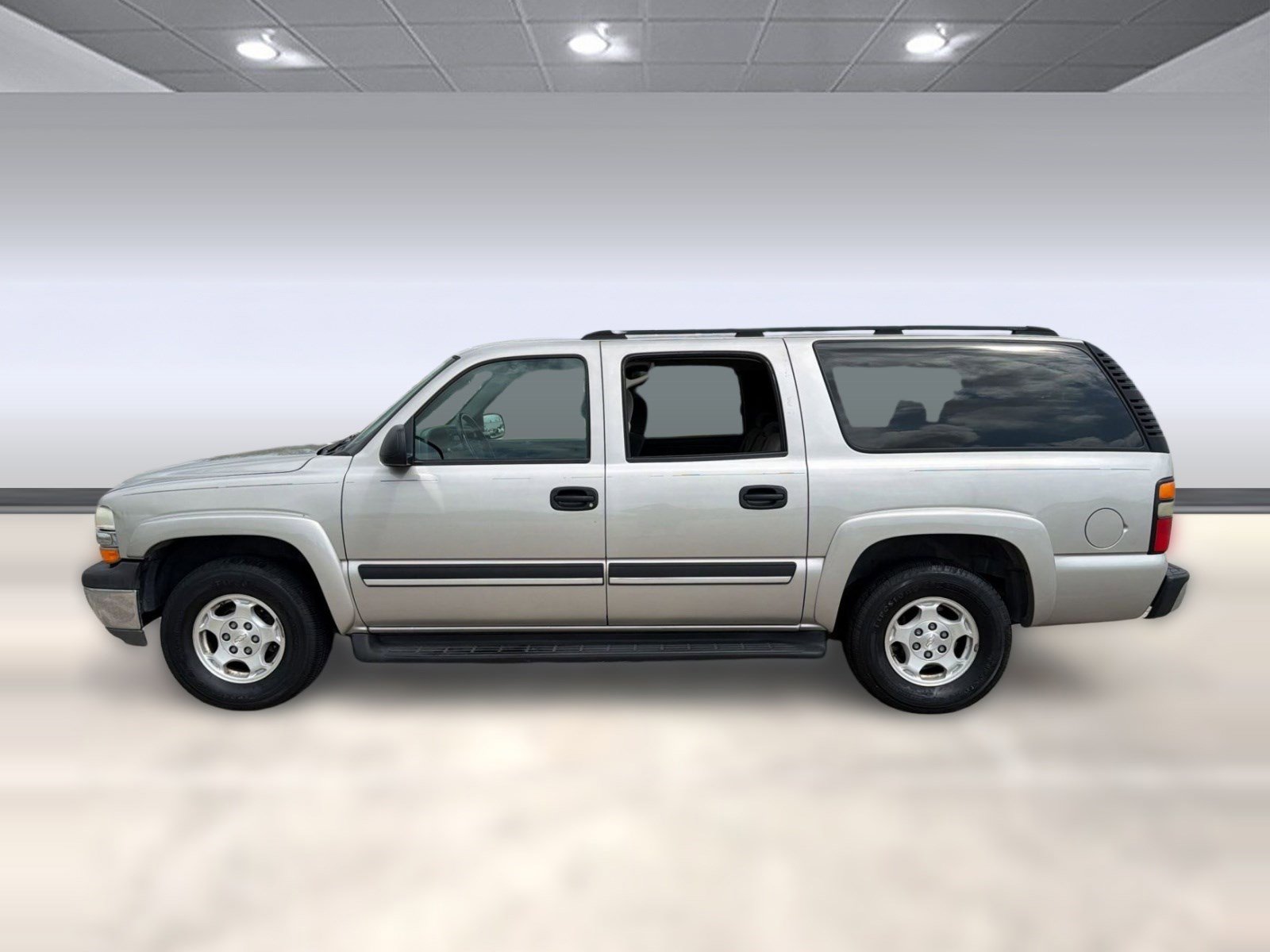 Used 2004 Chevrolet Suburban LS RWD image 2