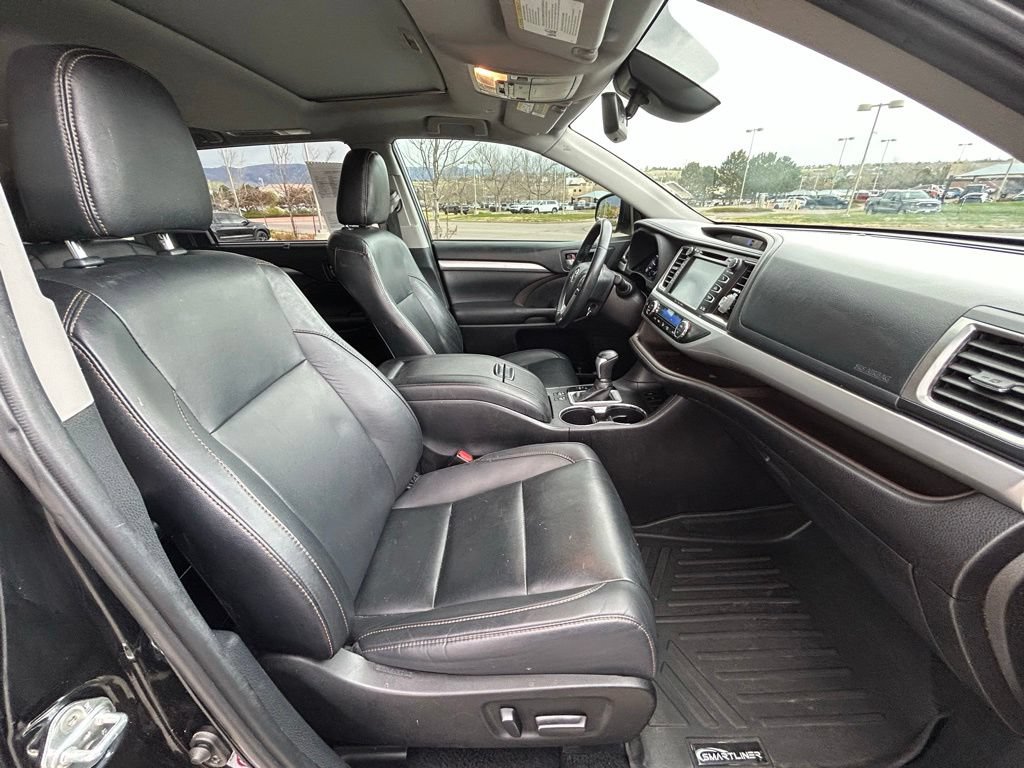 Used 2019 Toyota Highlander XLE FWD image 30