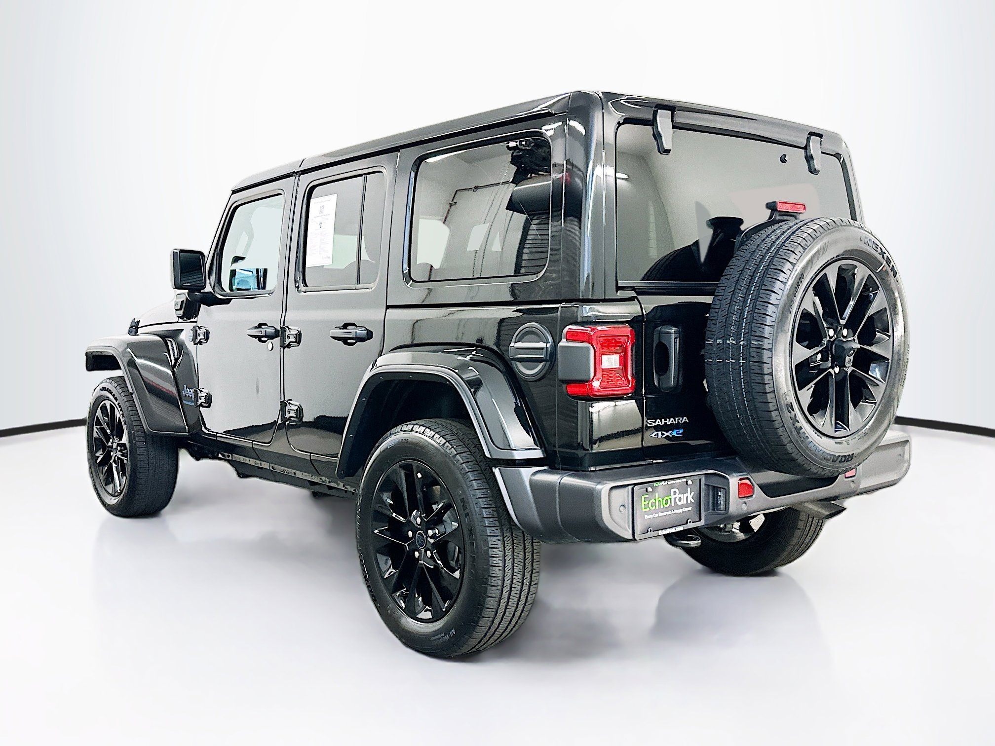 Used 2025 Jeep Wrangler Unlimited Sahara w/ Safety Group AWD/4WD image 5
