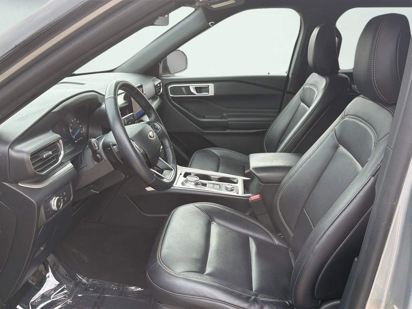 Used 2020 Ford Explorer XLT w/ Equipment Group 202A image 9