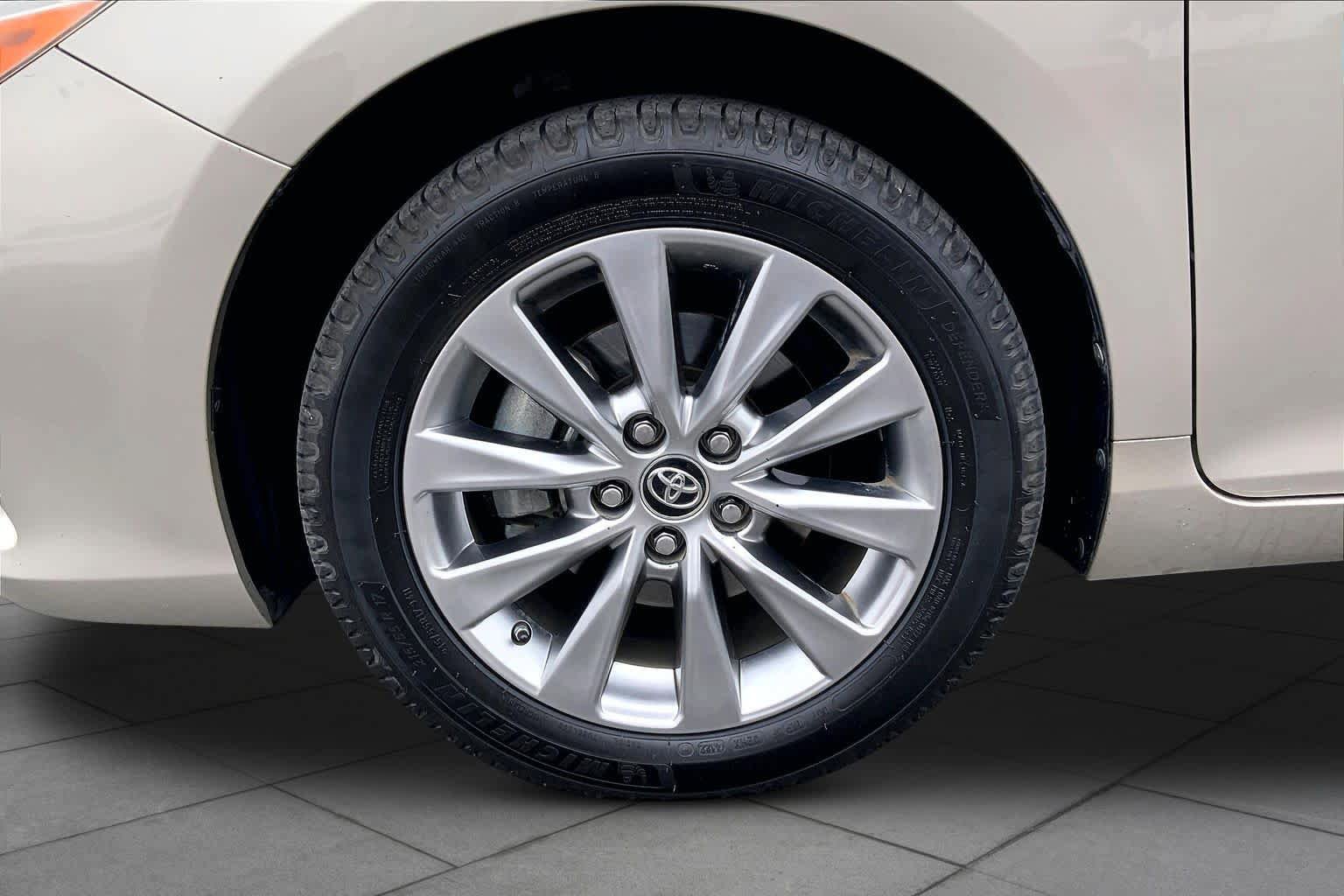 Used 2017 Toyota Camry XLE FWD image 11