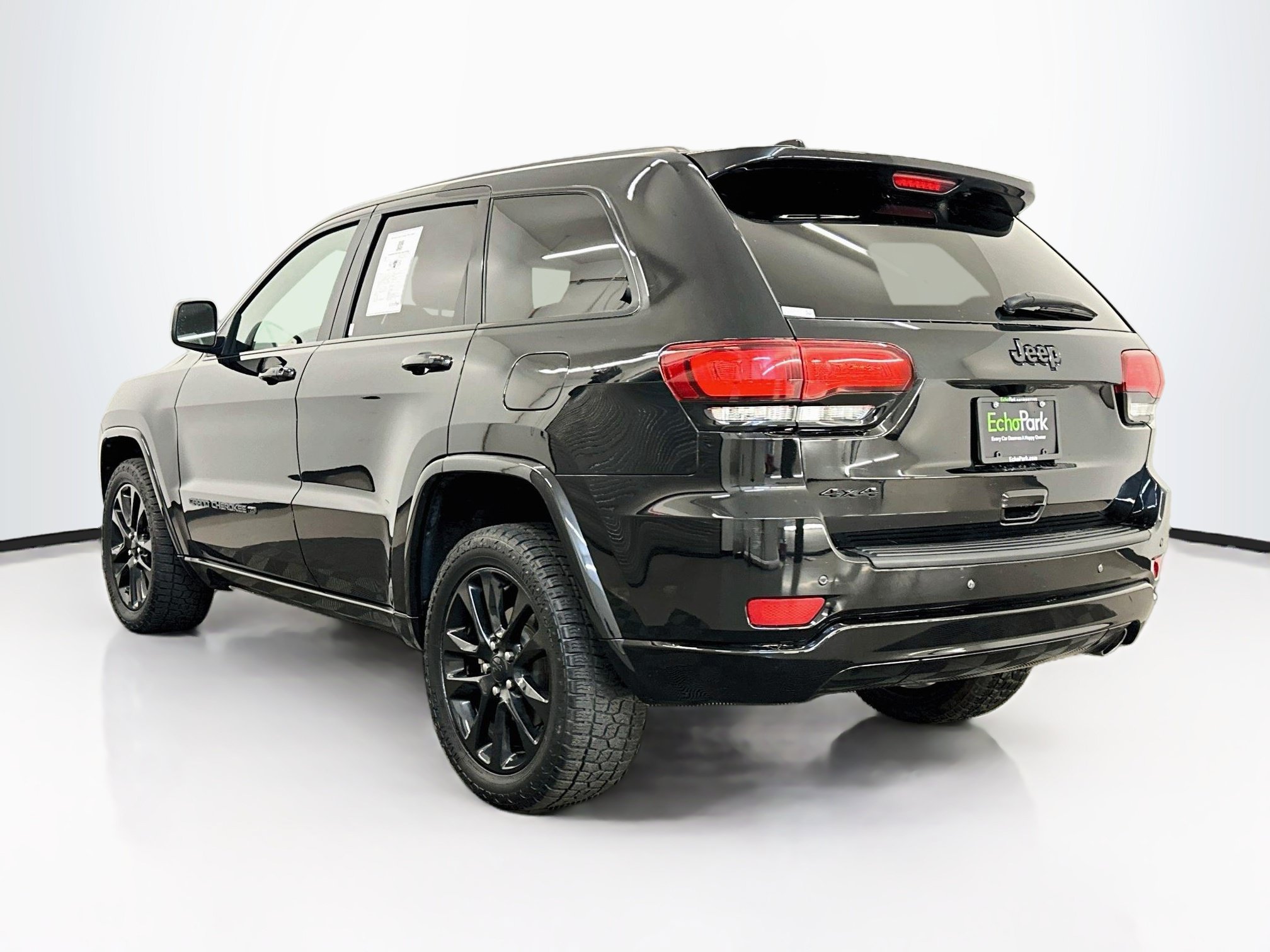 Used 2022 Jeep Grand Cherokee Laredo X AWD/4WD image 5