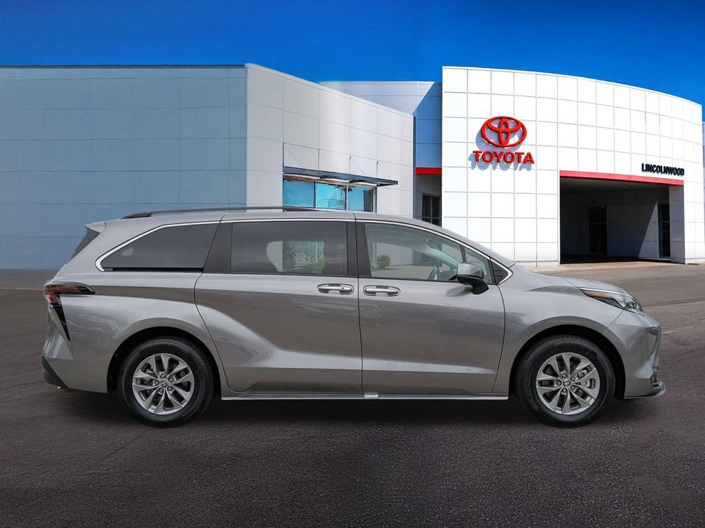 Used 2026 Toyota Sienna XLE FWD image 8