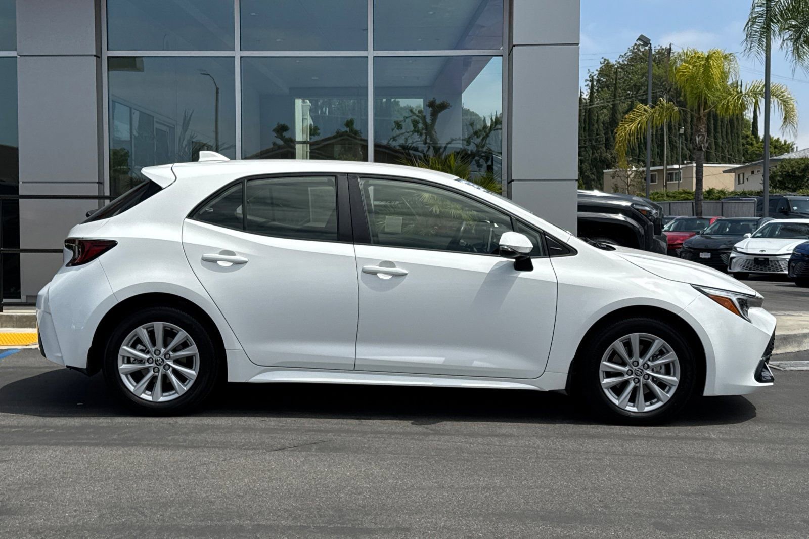 Used 2025 Toyota Corolla SE w/ SE Package FWD image 4