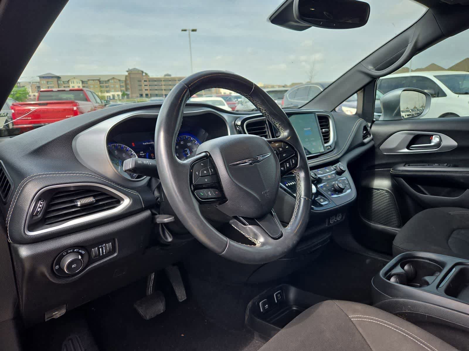 Used 2021 Chrysler Pacifica Touring w/ S Appearance Package FWD image 2