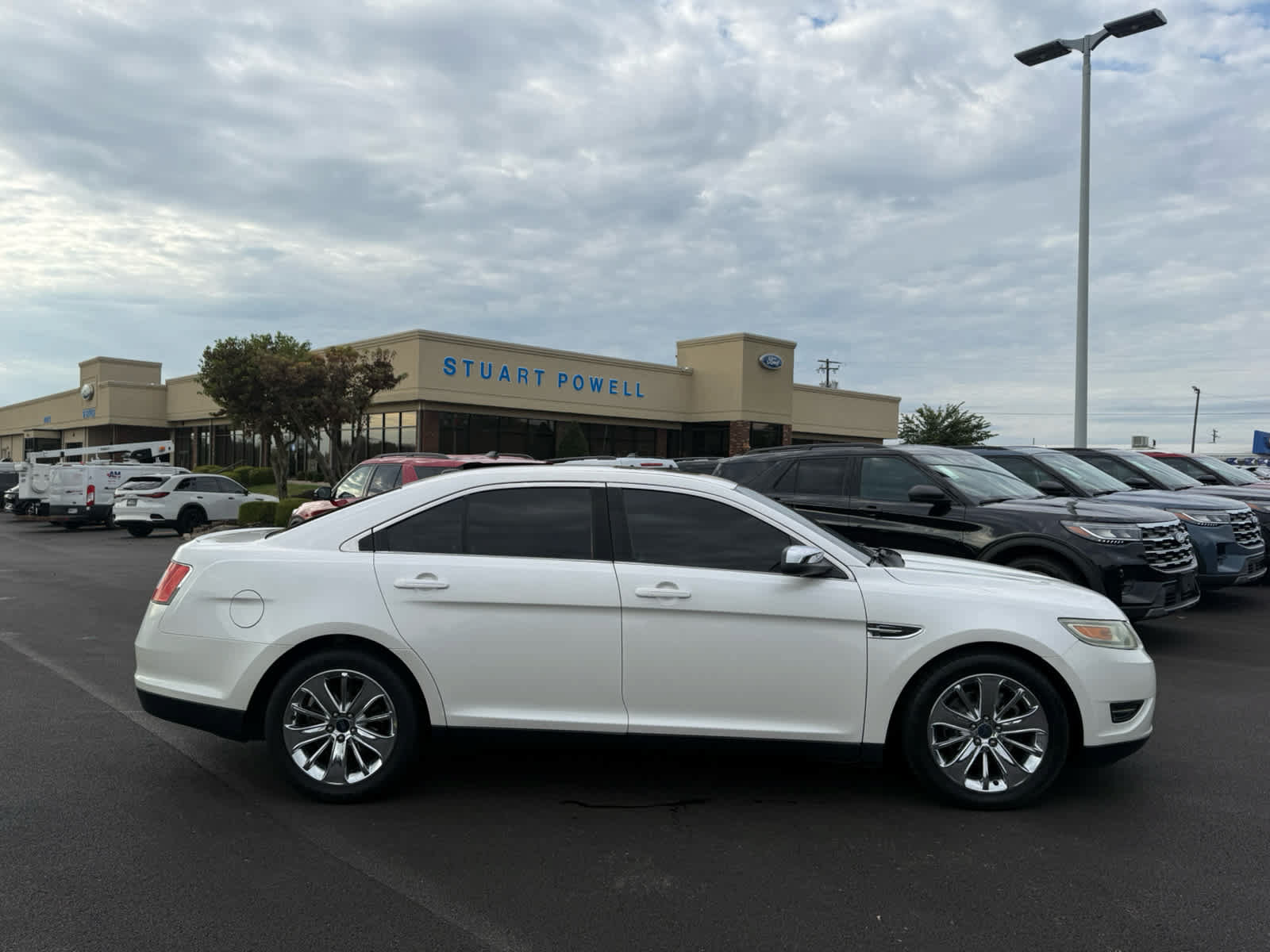 Used 2010 Ford Taurus Limited FWD image 18