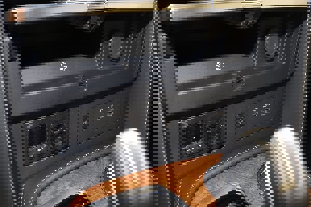 Used 2024 Nissan Armada SL w/ Captain's Chairs Package image 30