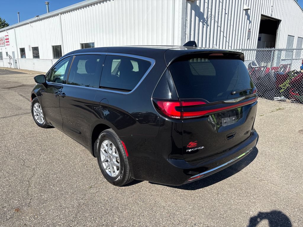 Used 2023 Chrysler Pacifica Touring-L FWD image 7