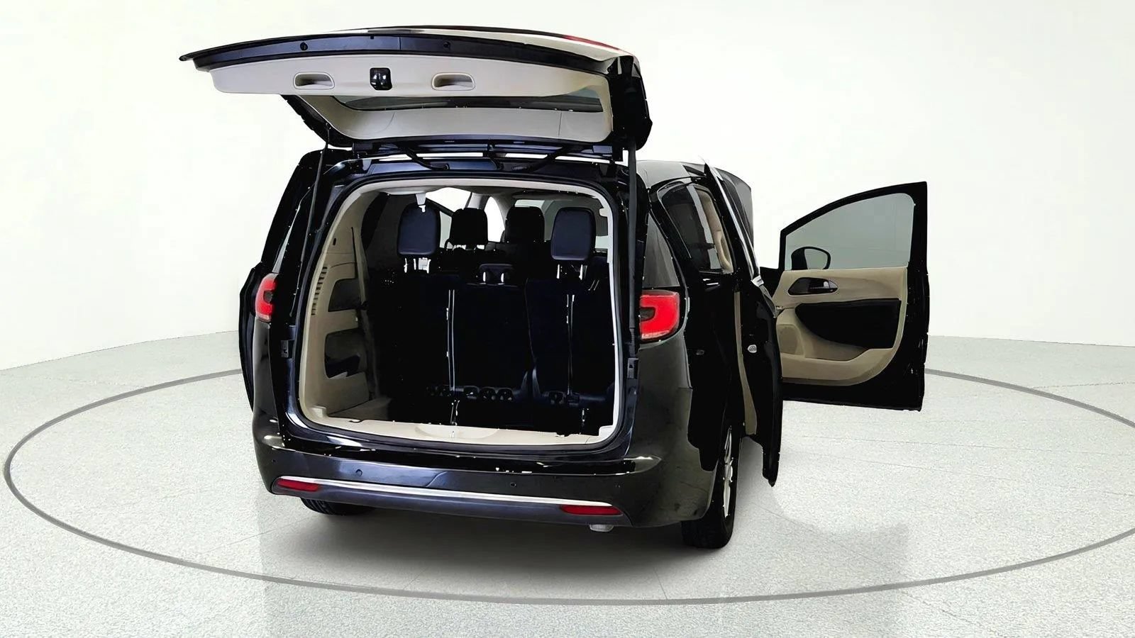 Used 2023 Chrysler Pacifica Touring-L FWD image 11