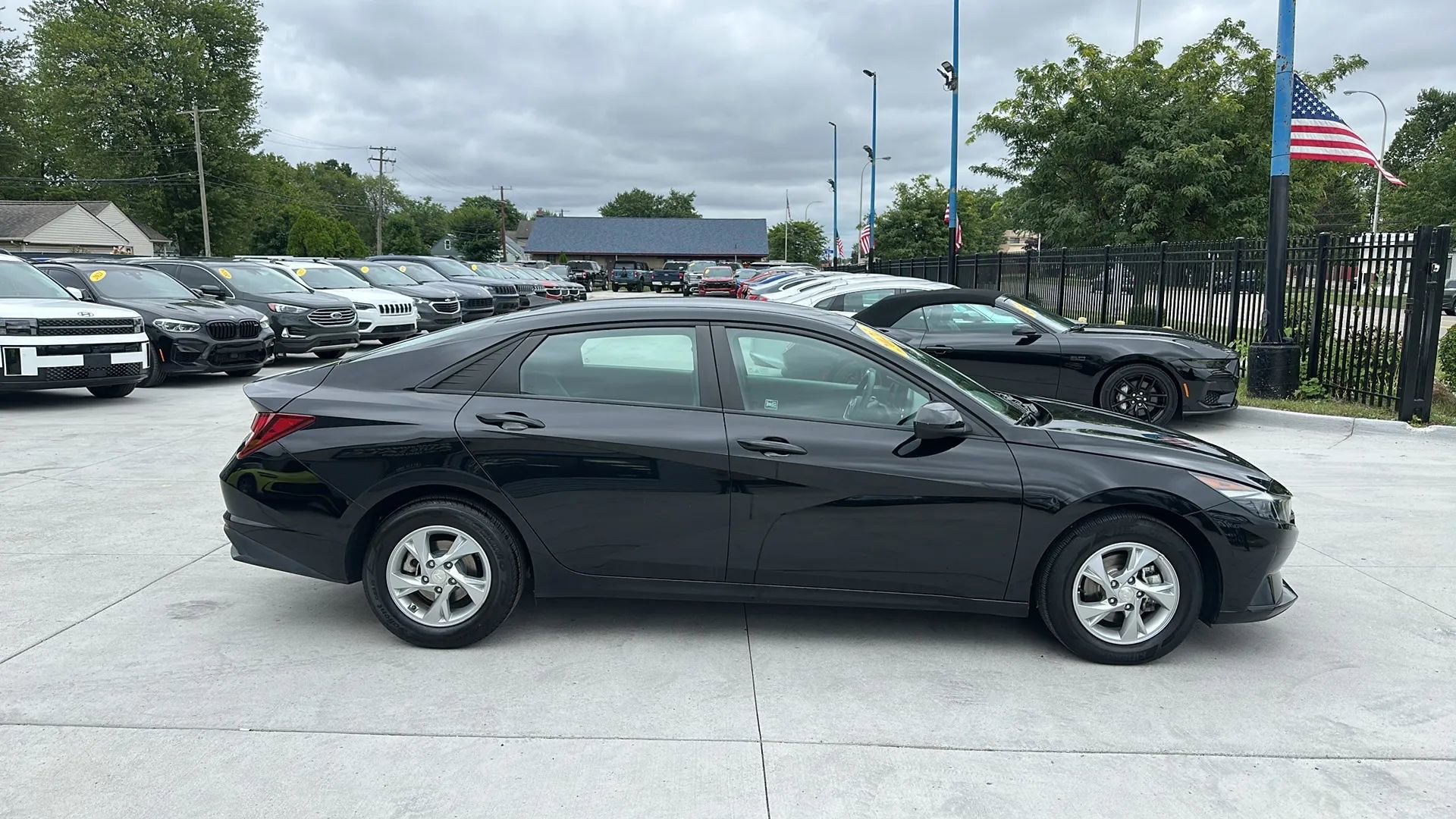 Used 2021 Hyundai Elantra SE w/ Cargo Package image 4