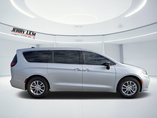 New 2026 Chrysler Pacifica Select FWD image 2