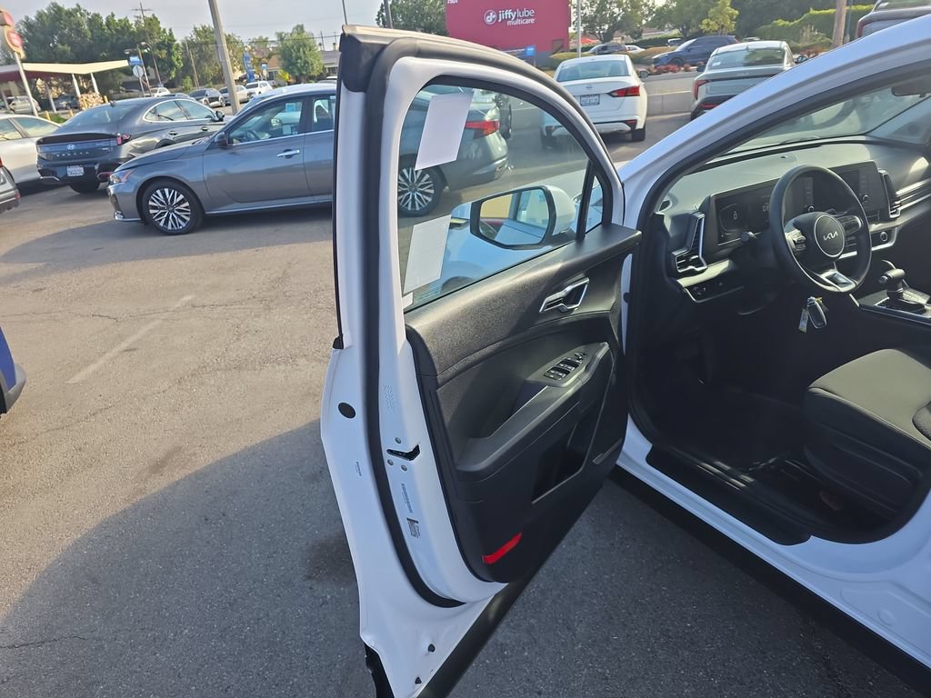 Used 2025 Kia Sportage LX FWD image 10