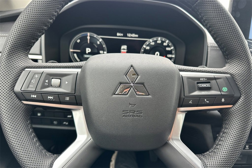 New 2025 Mitsubishi Outlander SE image 24