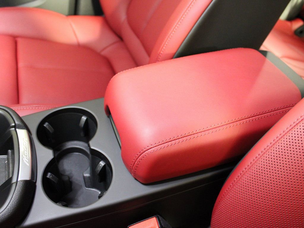 Certified 2025 Porsche Macan image 30