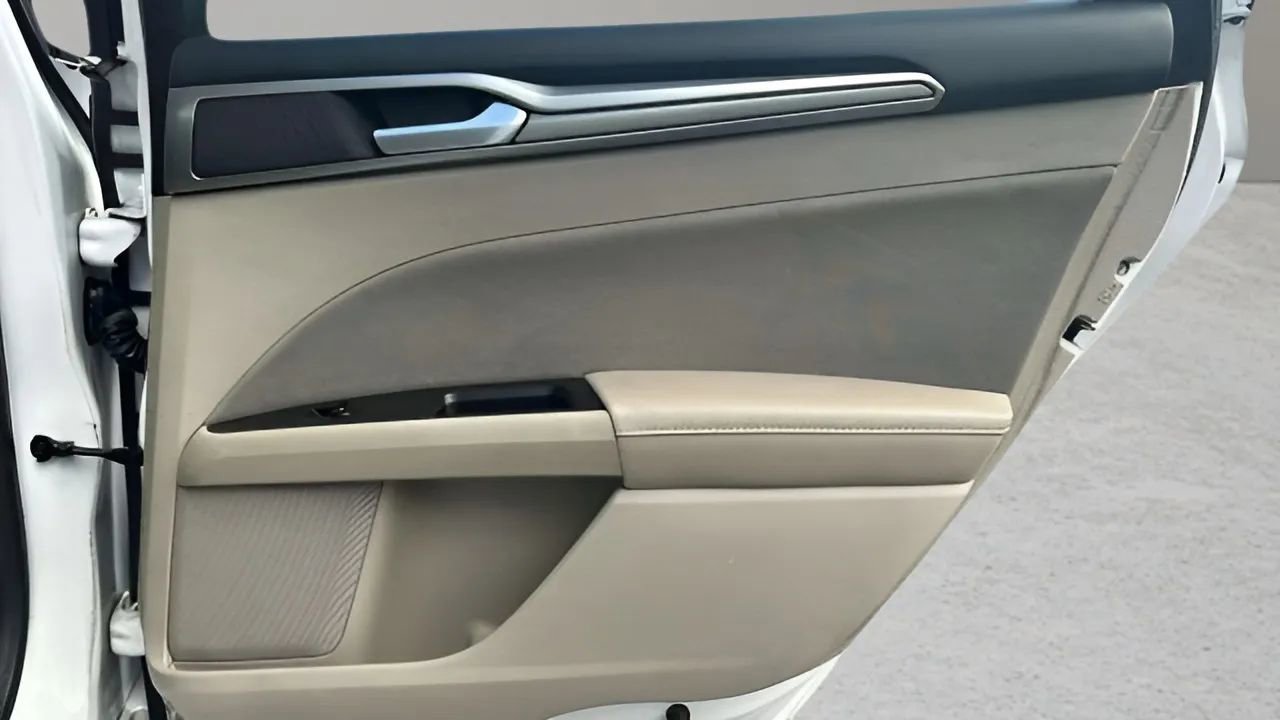 Used 2017 Ford Fusion SE FWD image 18