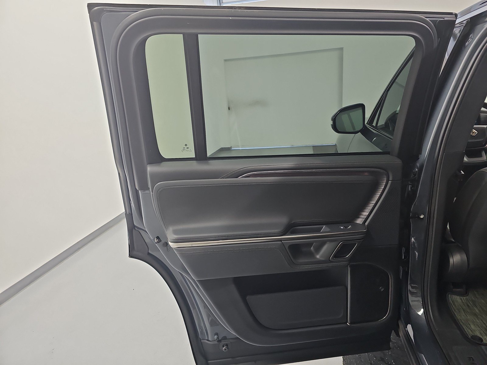 Used 2024 Rivian R1S Adventure AWD/4WD image 17