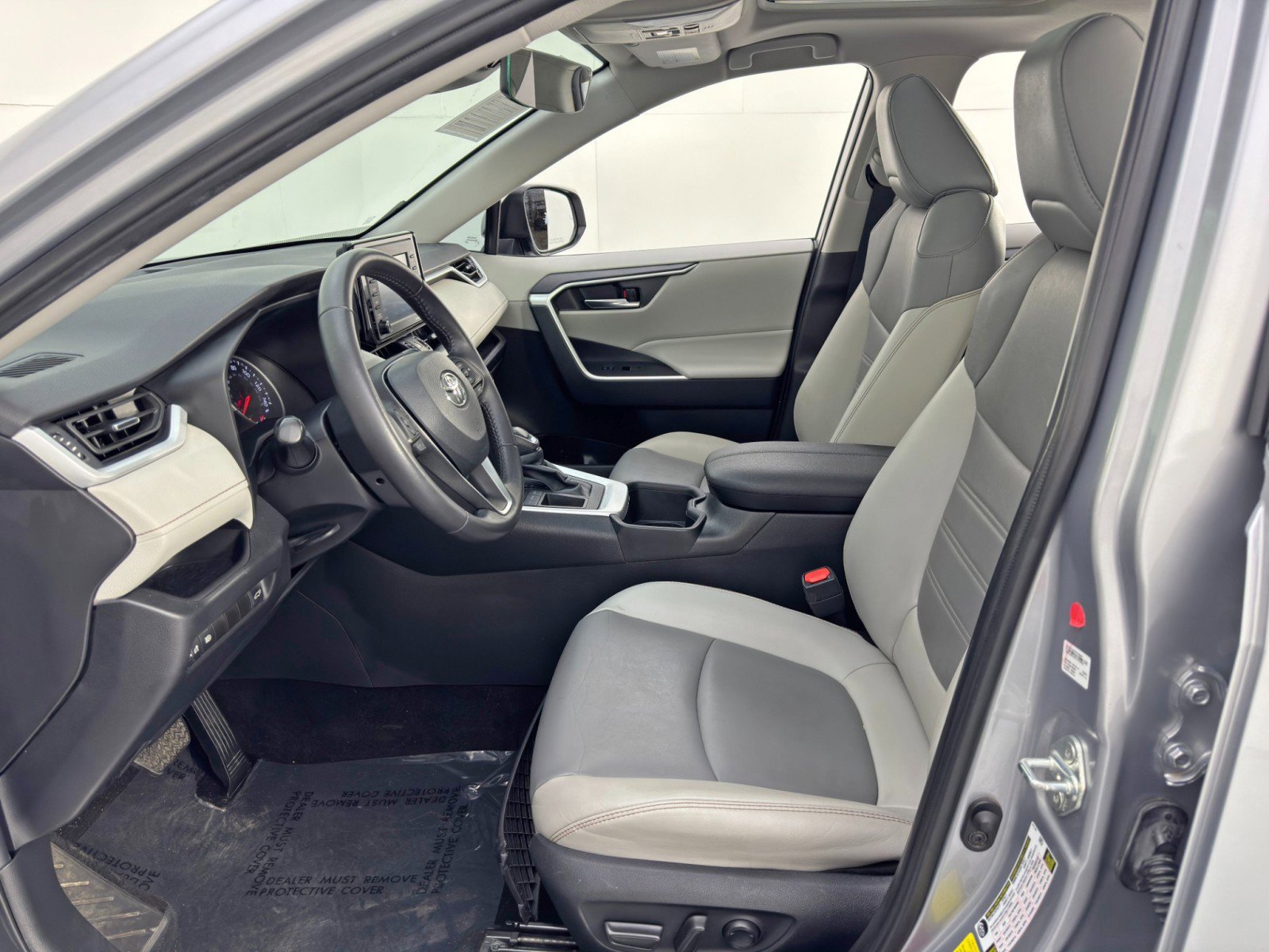 Used 2022 Toyota RAV4 XLE Premium image 16