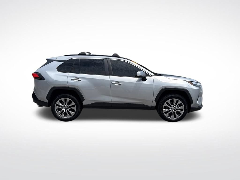 Used 2022 Toyota RAV4 XLE Premium AWD/4WD image 4