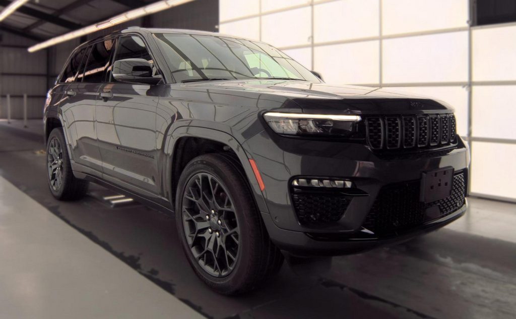 Used 2025 Jeep Grand Cherokee Summit w/ Obsidian Package AWD/4WD image 2