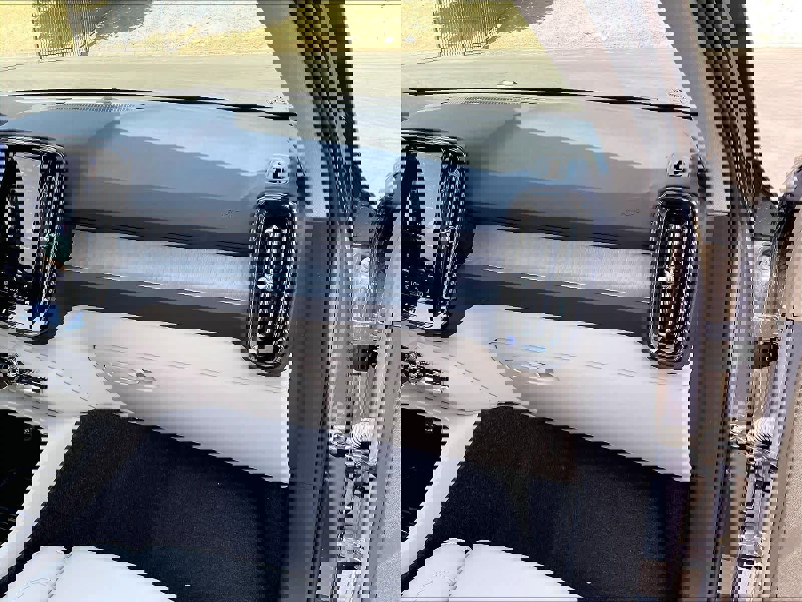 New 2026 Volvo XC40 B4 Plus w/ Protection Package Premier image 28