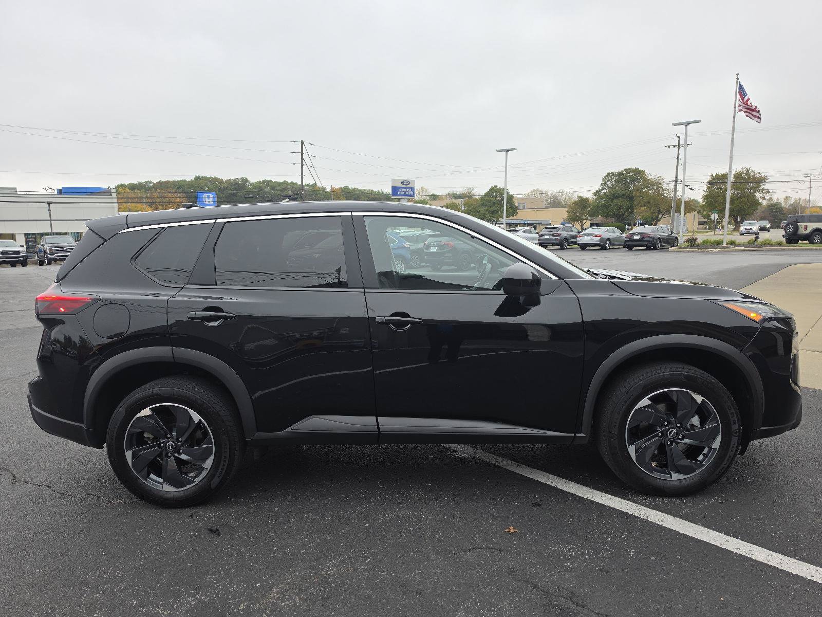 Used 2025 Nissan Rogue SV AWD/4WD image 4