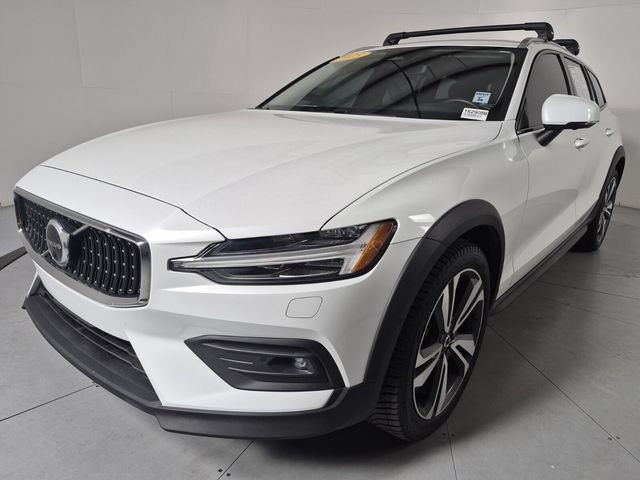 Used 2023 Volvo V60 B5 Cross Country Plus w/ Climate Package AWD/4WD image 1