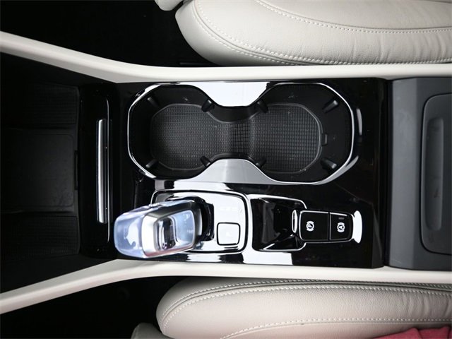 Used 2023 Volvo XC40 B5 Plus image 10