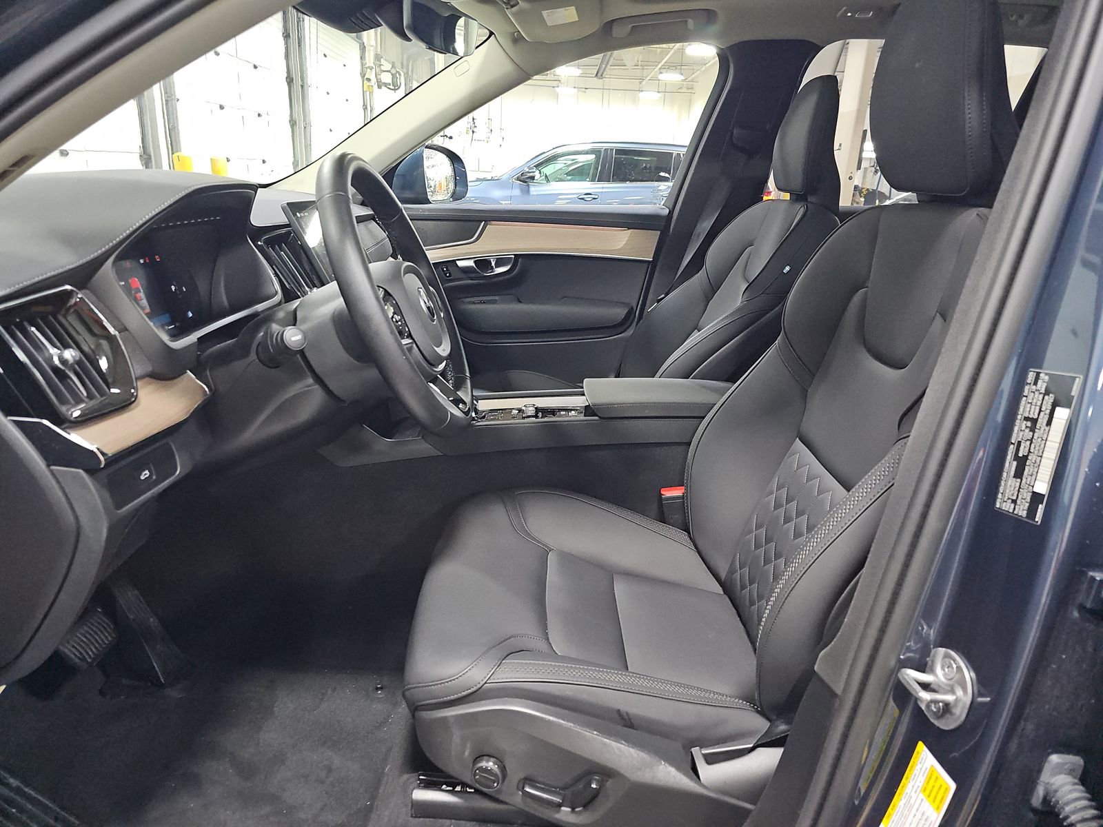 Used 2025 Volvo XC90 B6 Plus image 9