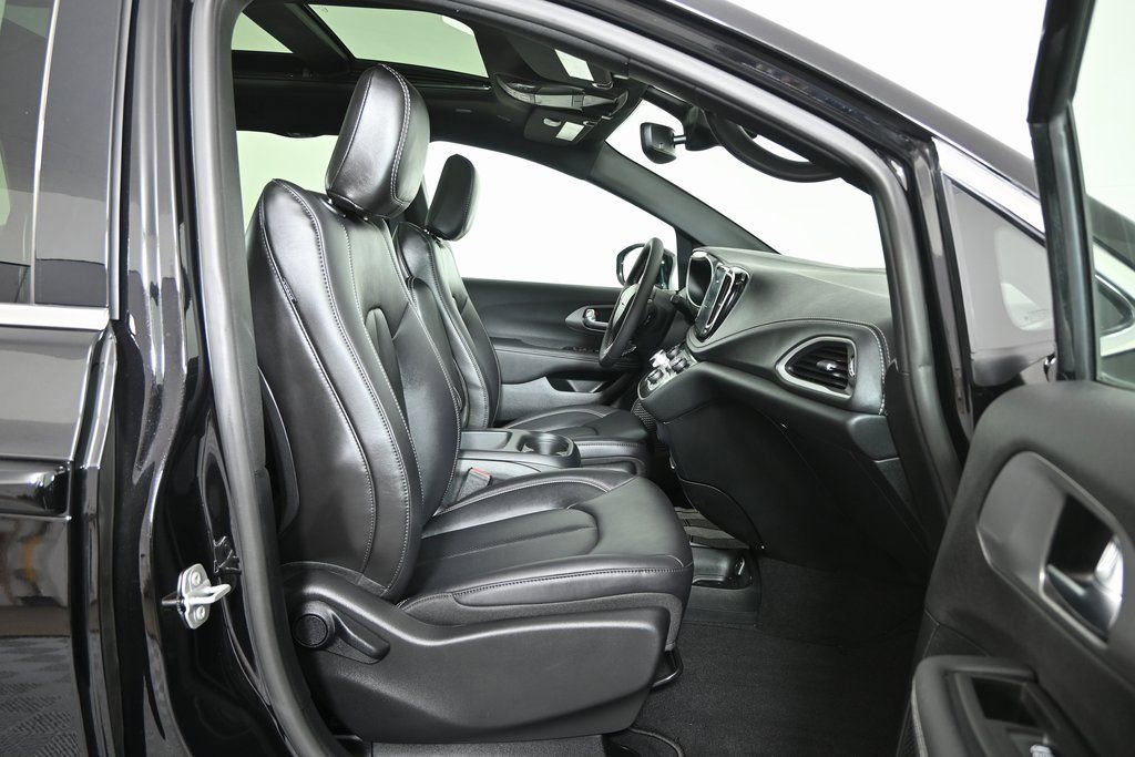 Used 2025 Chrysler Pacifica Select FWD image 14