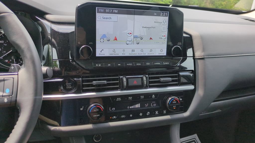 Used 2025 Nissan Pathfinder SL FWD image 18