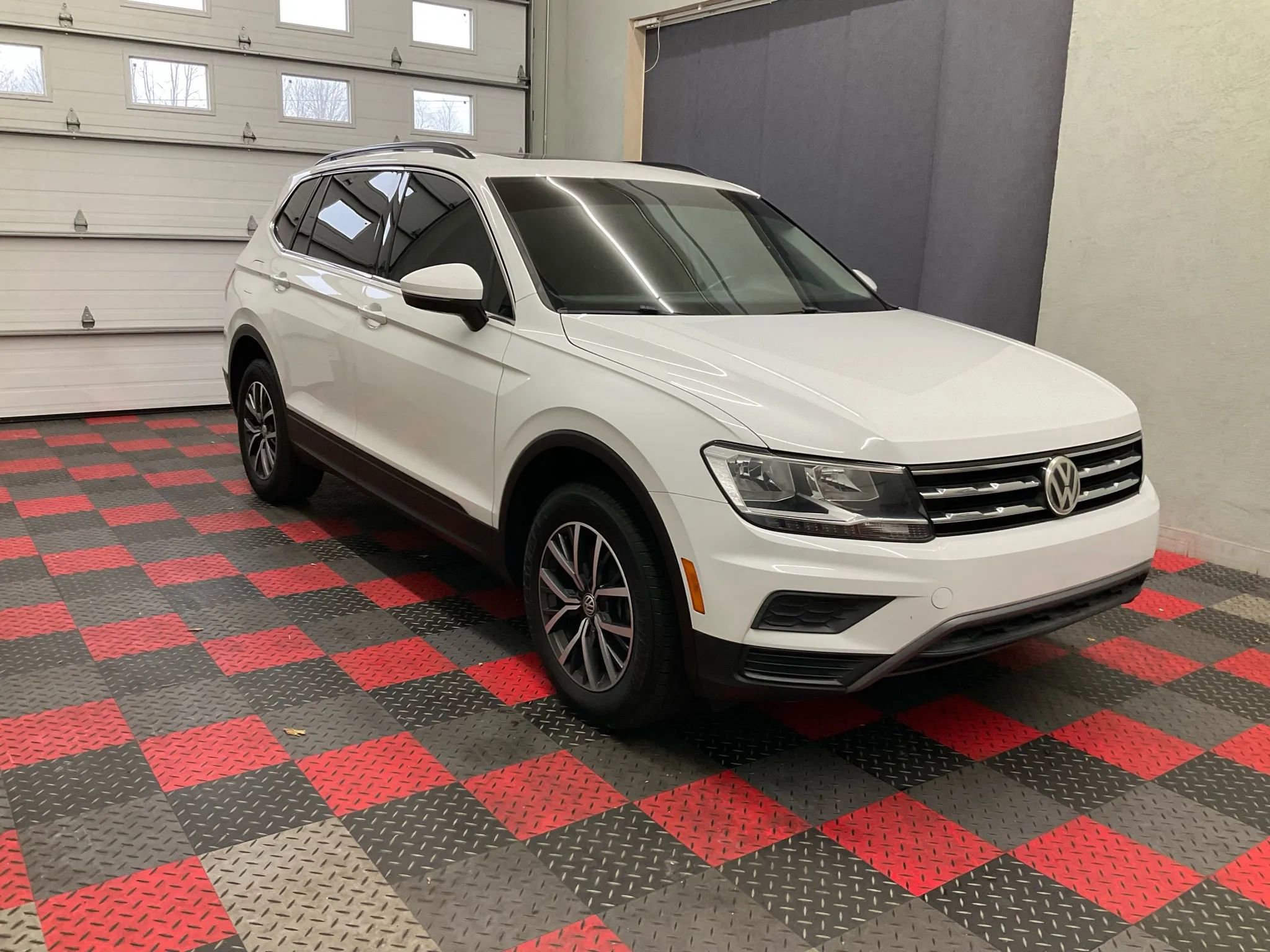 Used 2019 Volkswagen Tiguan SE w/ Panoramic Sunroof Package image 2