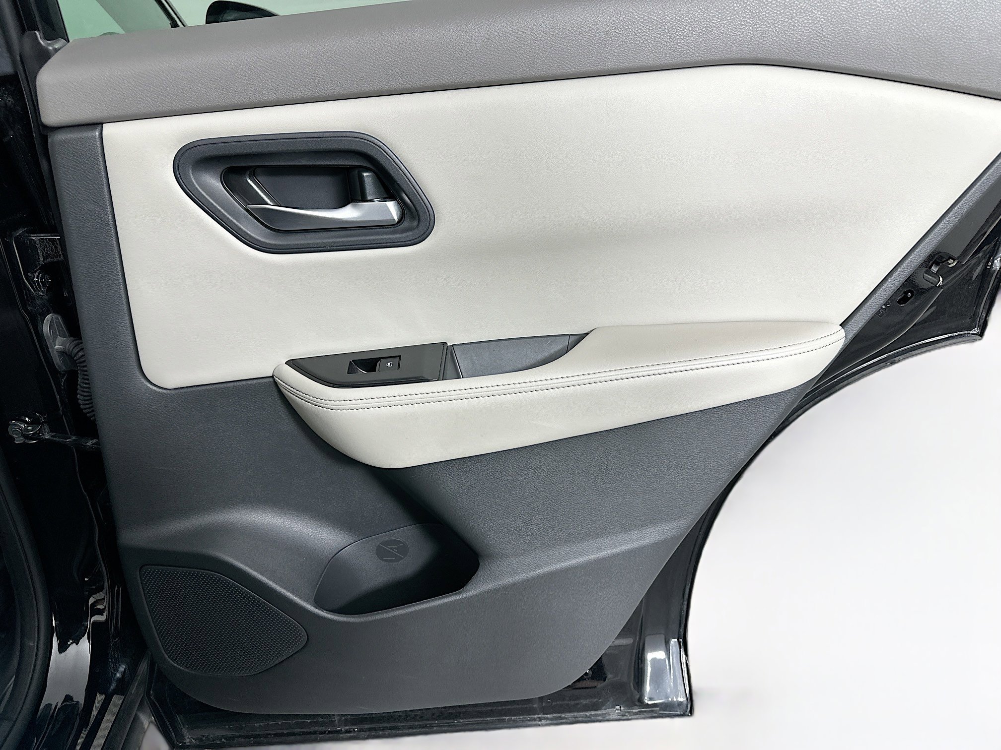 Used 2025 Nissan Rogue SV image 29