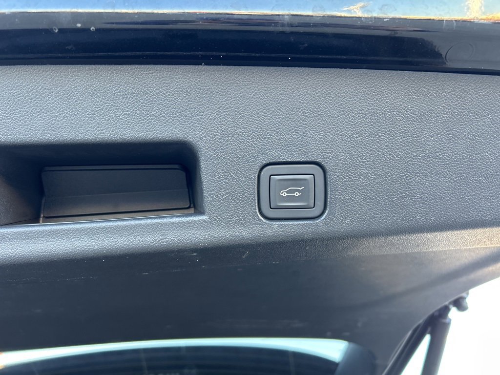 Used 2025 GMC Acadia Elevation image 8