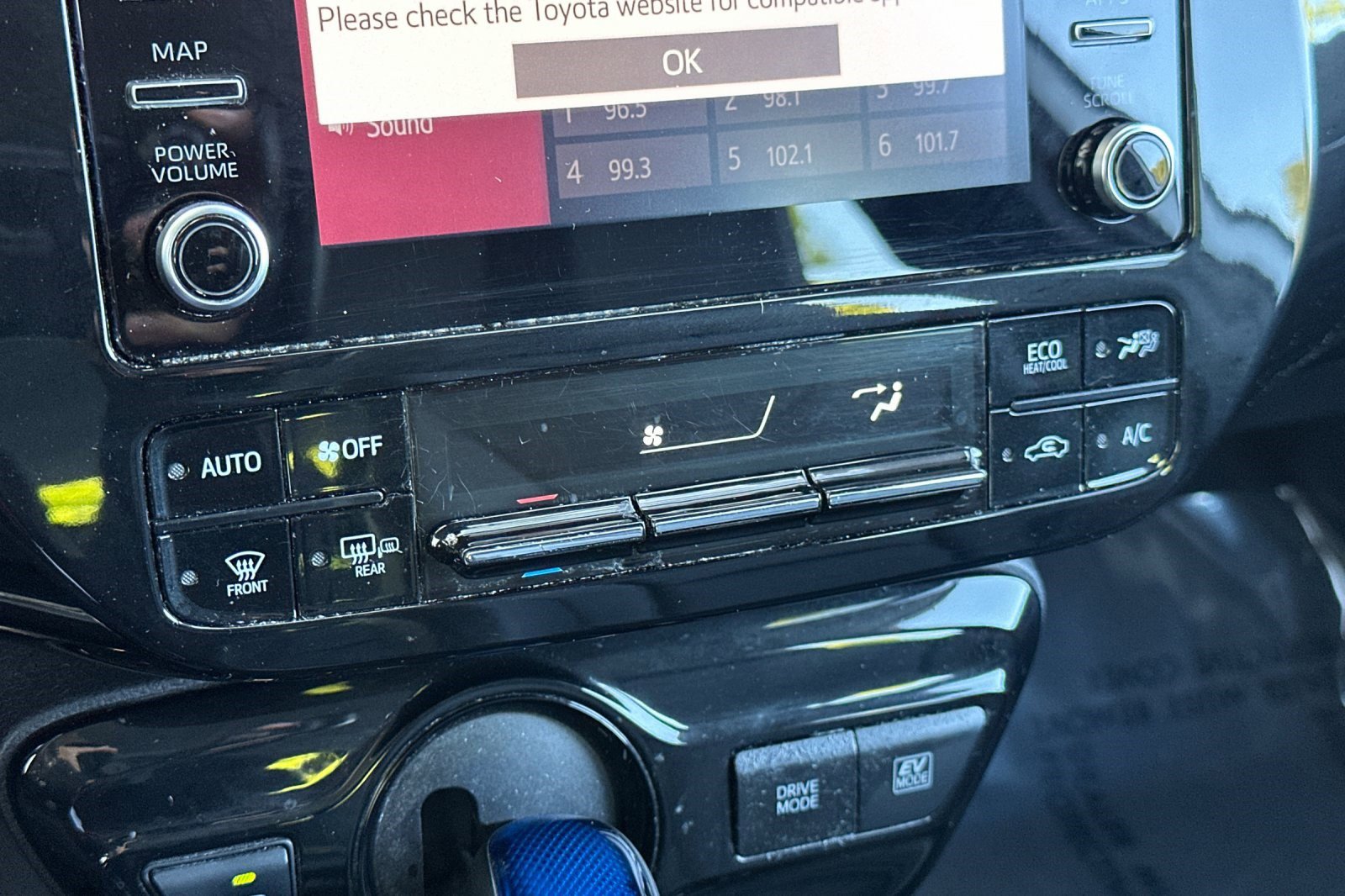 Used 2020 Toyota Prius XLE image 18