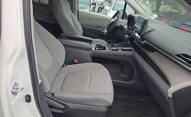 Used 2024 Toyota Sienna LE w/ LE Plus Package image 8