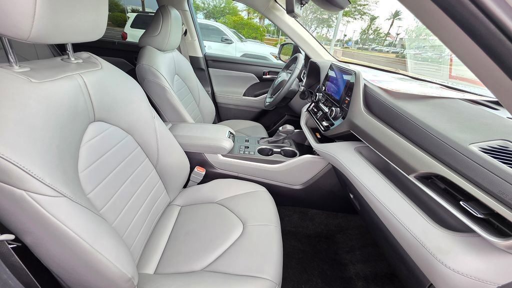 Certified 2024 Toyota Highlander XLE image 19
