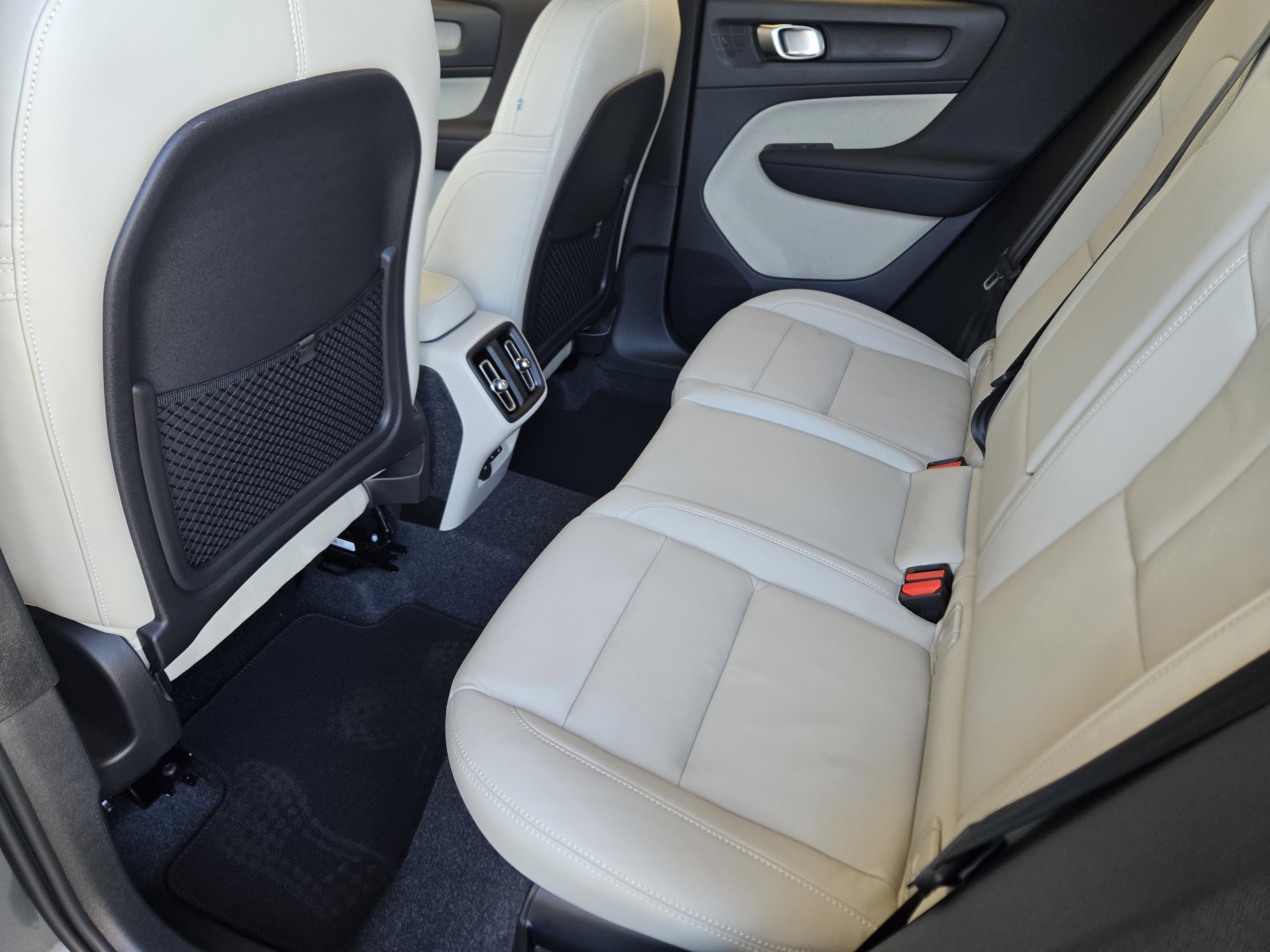 New 2026 Volvo XC40 B5 Ultra w/ Protection Package Premier image 31